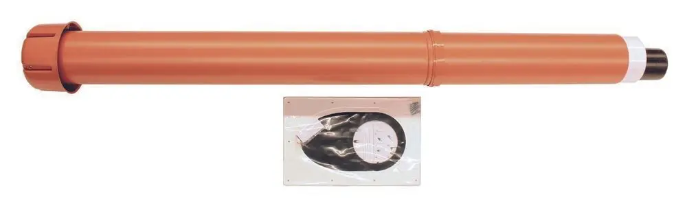 Vaillant Dachdurchführung in rotem Kunststoff, zylindrisch geformt, mit einem Anschlussbereich und einem beiliegenden Montageschild.